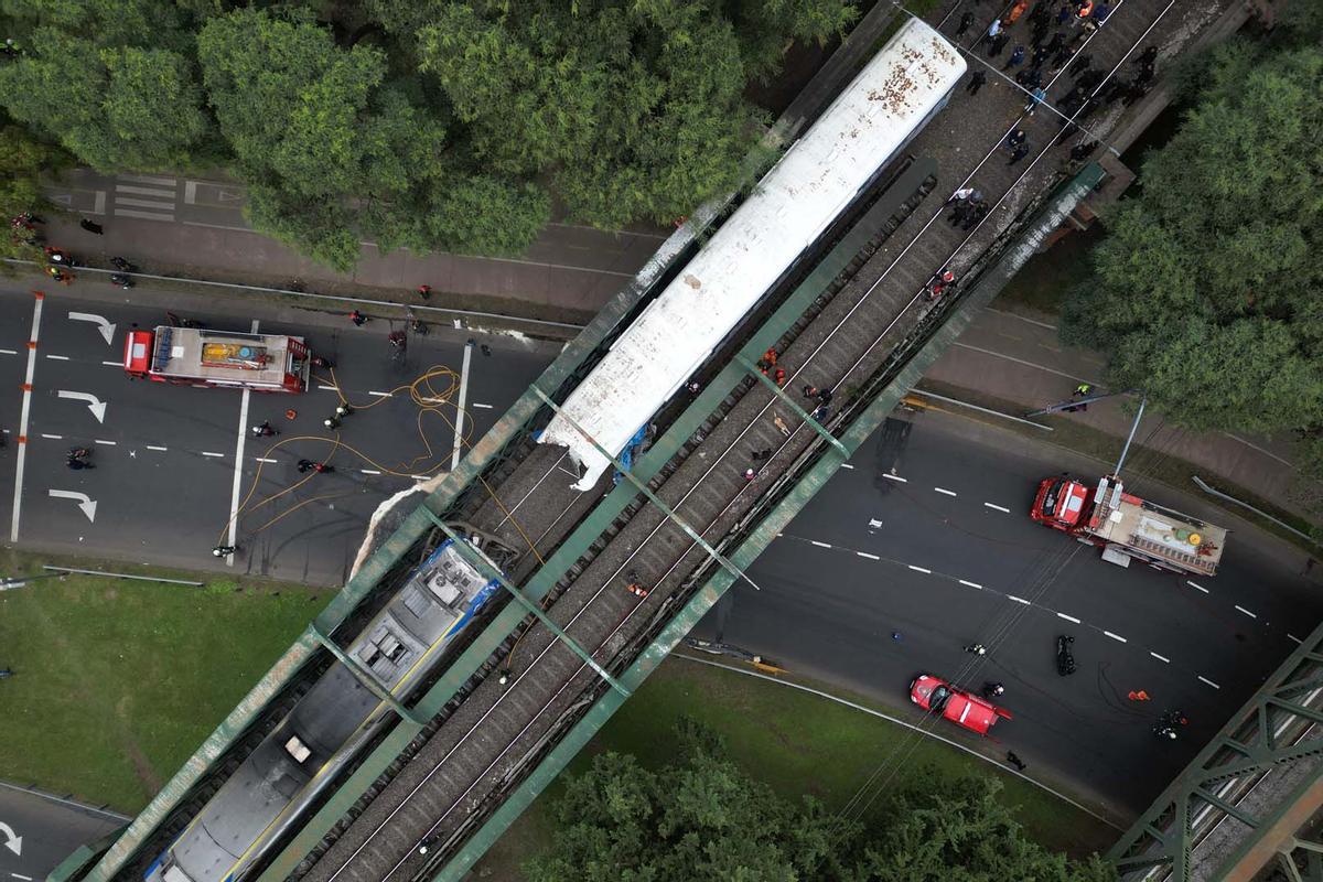 Tren de pasajeros se estrelló contra un tren de mantenimiento en Buenos Aires, dejando al menos 30 personas hospitalizadas, dos de las cuales estaban en estado grave