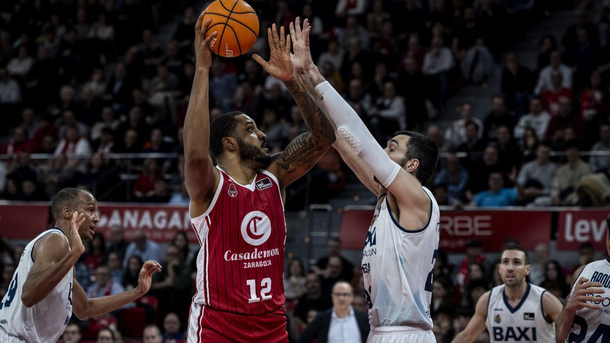 Joel Soriano lanza a canasta en el partido entre el Casademont Zaragoza y el Baxi Manresa.