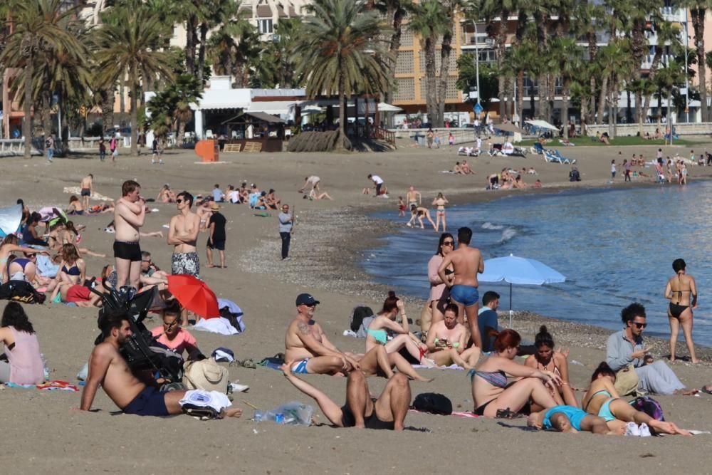 La subida de las temperaturas de los últimos días, que tendrá el sábado sus máximas, ha llevado a muchos malagueños a las playas de la capital.