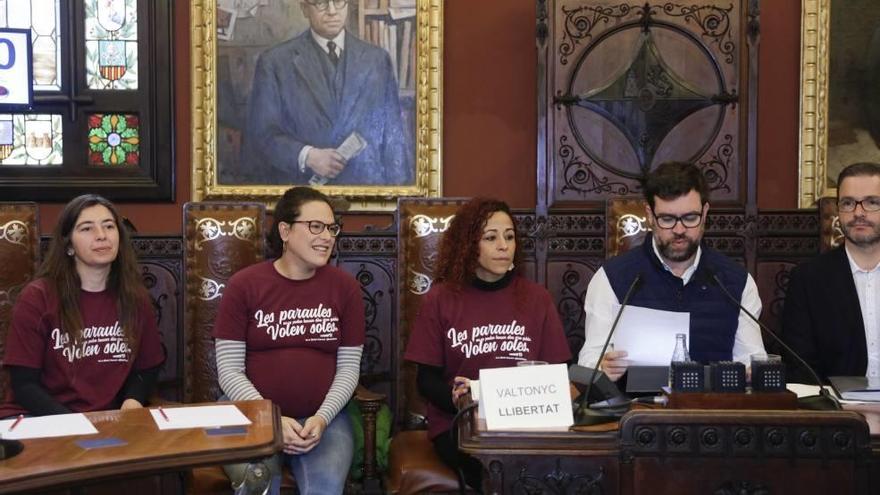 Siete concejales de Més y de Podemos llevaban camisetas a favor de la libertad de expresión.