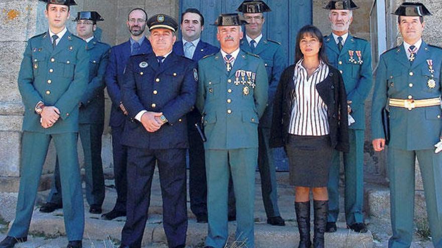 Jorge Fernández Silvoso, en el centro, con otros representantes policiales y políticos, en la festividad de la Guardia Civil, en Coiro.  // G. Núñez