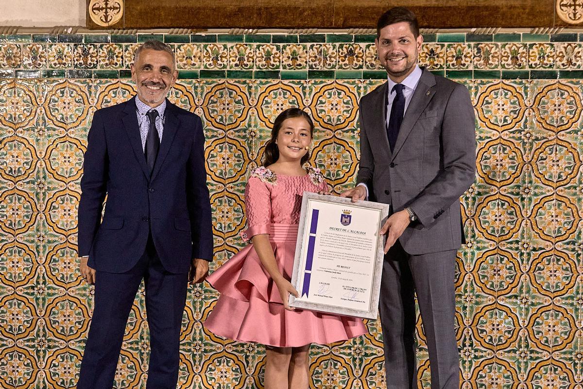 Valentina con su decreto.