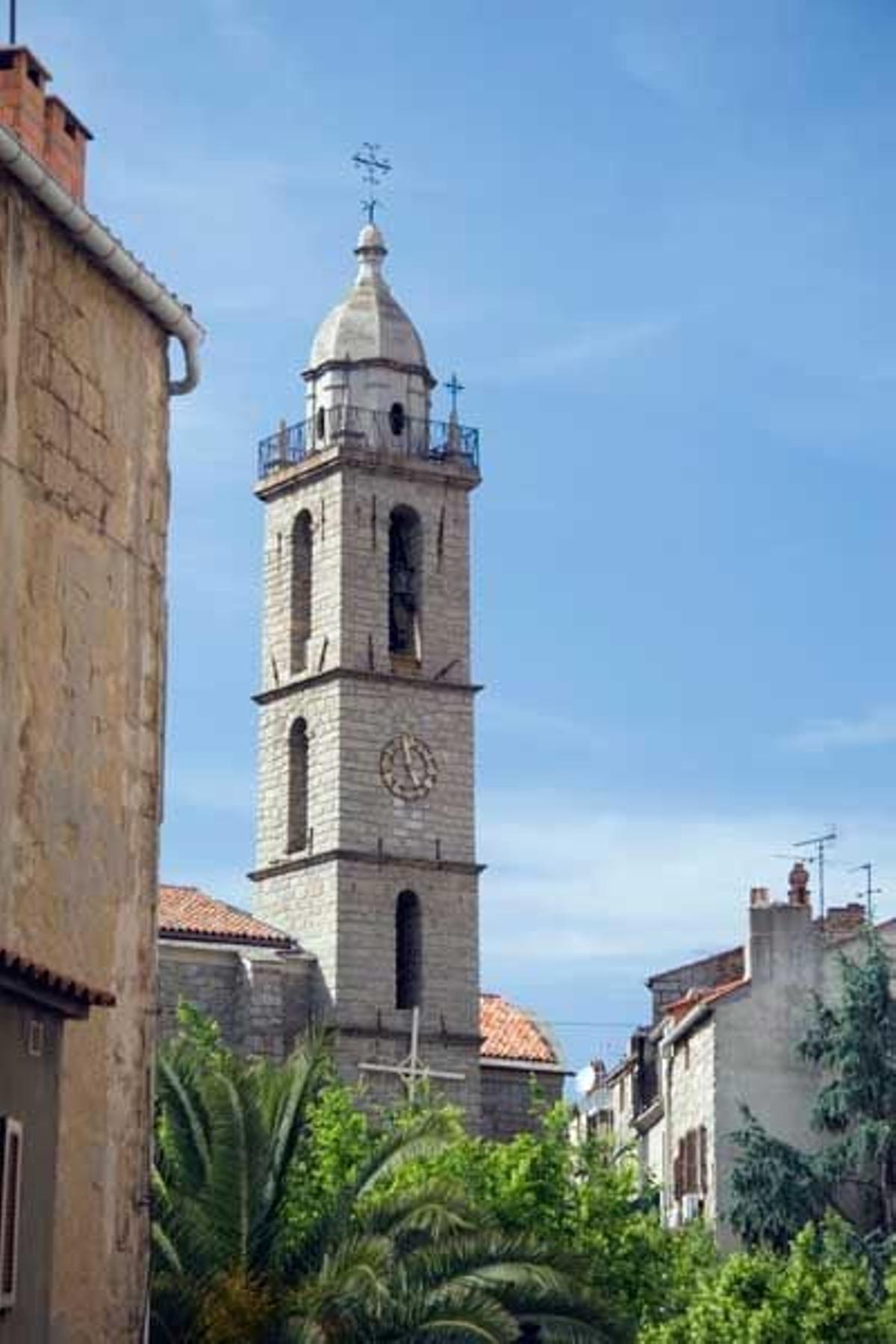 Torre de la iglesia de Santa María Mayor en Bonifacio.