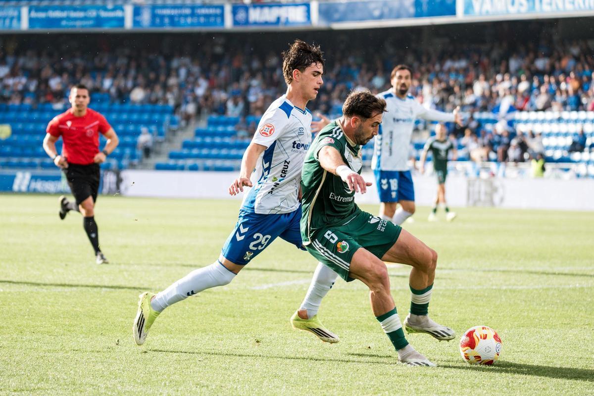 Jugada del Tenerife-Cacereño del pasado sábado, con Joserra en acción.