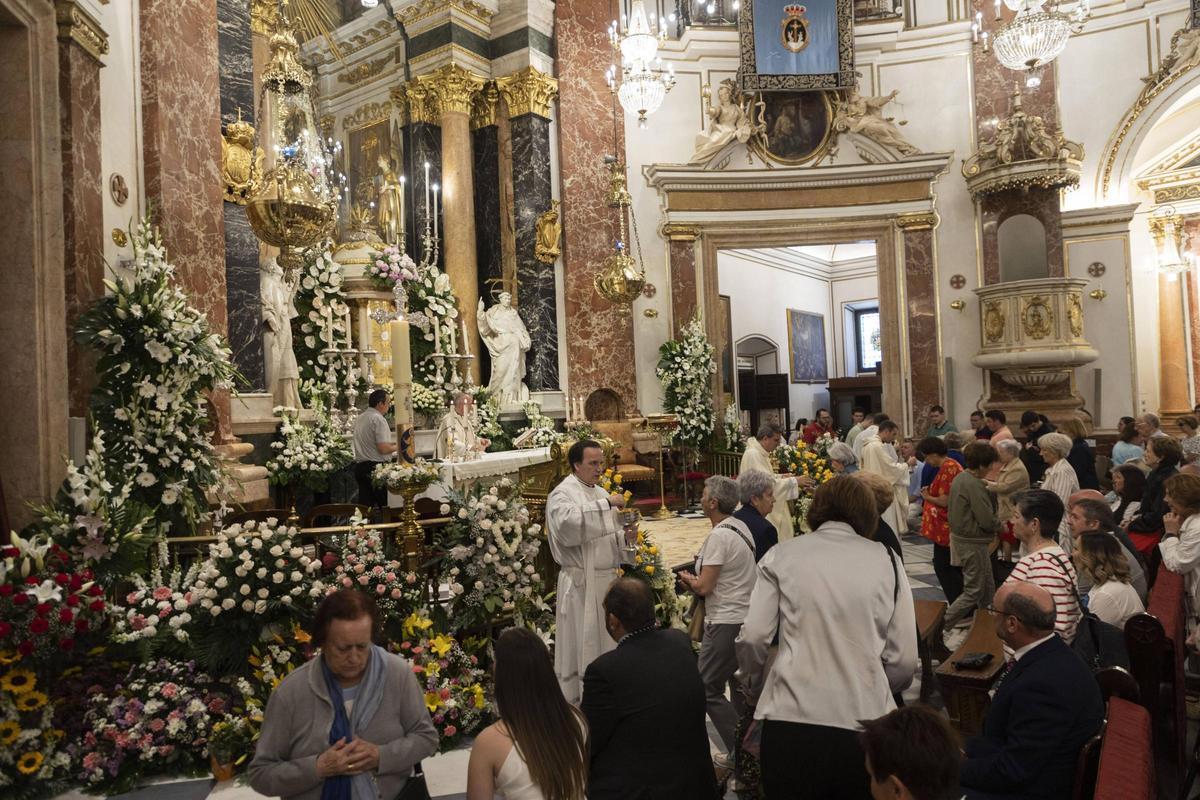Altar decorado por los floristas