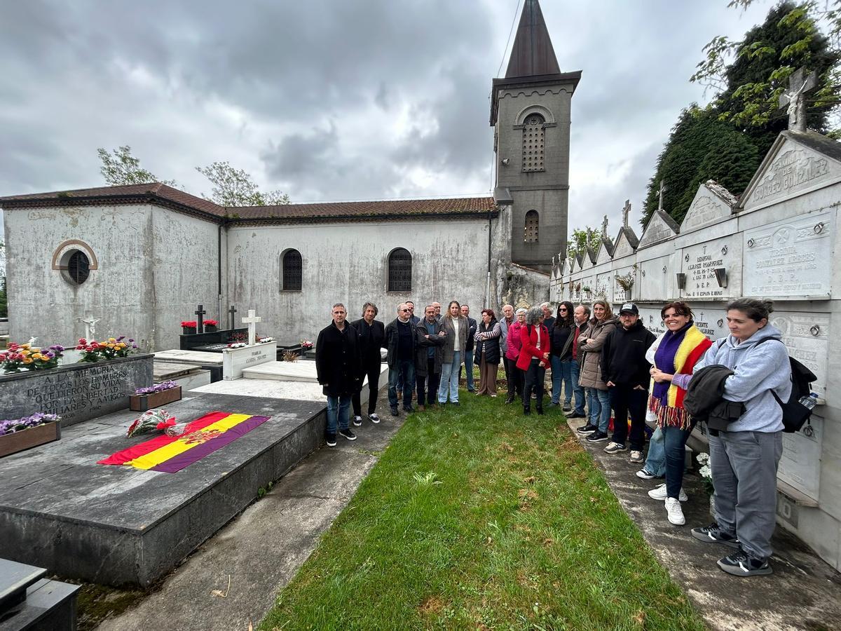 Asistentes al acto en el cementerio de Cayés, este sábado.