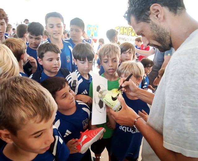 Antonio Candreva firma autógrafos a los pequeños futbolistas
