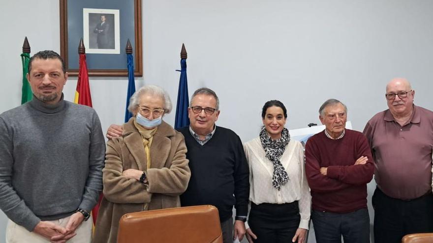 Arriba, el Alcalde y la edil de Servicios Sociales, con los homenajeados. Abajo, público asistente al homenaje a la labor altruista.  | LNE