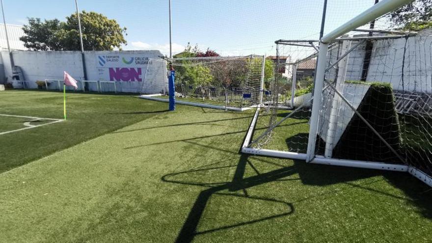 Las porterías de entrenamiento sirvieron para tapa ayer el hueco.   | // SANTOS ÁLVAREZ