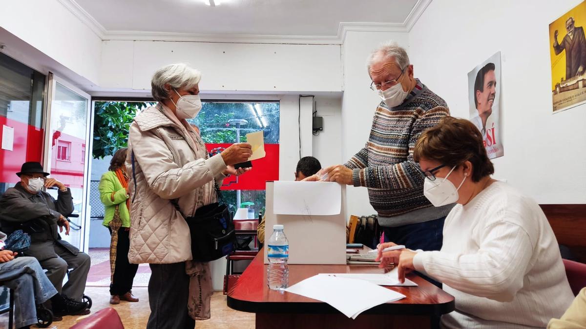 Una militante socialista ejerce su derecho al voto en la sede de Vistalegre