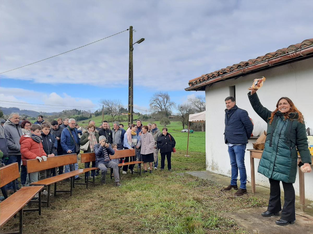 Robledo, en Llanera, bendice a sus mascotas por San Antón