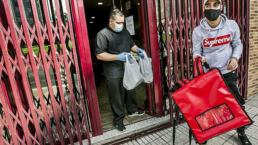 Edgar Manuel Mejías entrega comida a un repartidor en Otero. | Irma Collín