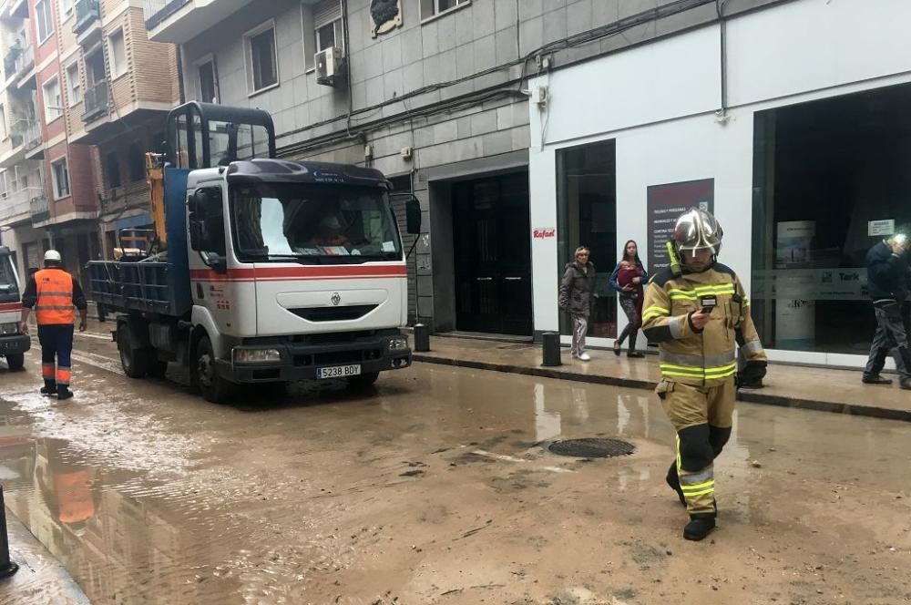 Revienta una tubería en el centro de Murcia