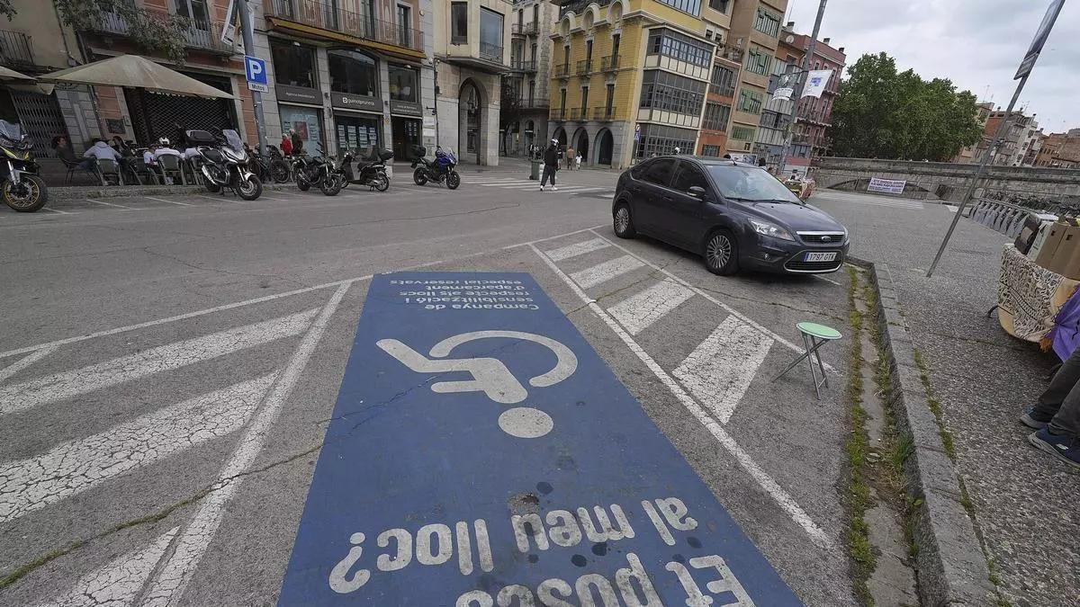 Detectan en Girona el uso de tarjetas de aparcamiento reservadas para movilidad reducida de personas muertas