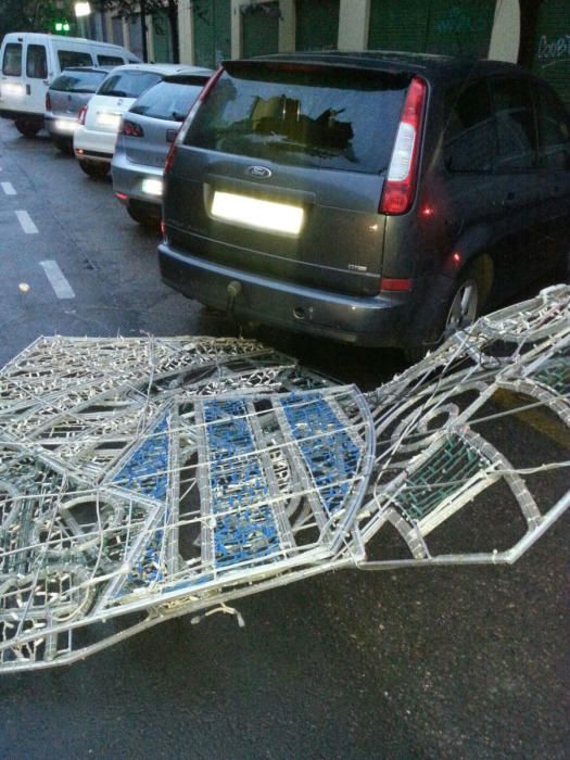 Cae parte de la iluminación de una falla en València.