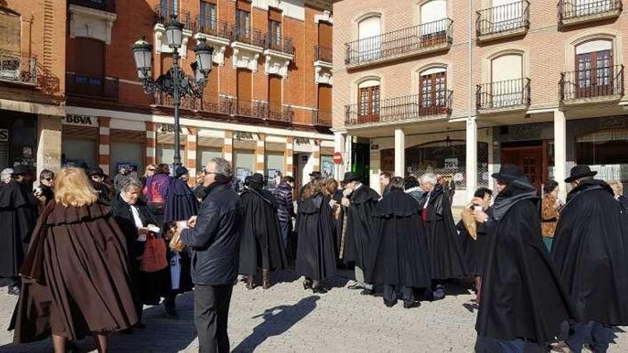 Amigos de la Capa ayer en la Plaza Mayor de Benavente.