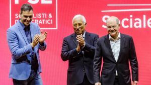 Pedro Sánchez, en un acto del Partido Socialista Europeo, junto a Antonio Costa y Olaf Scholz, este sábado