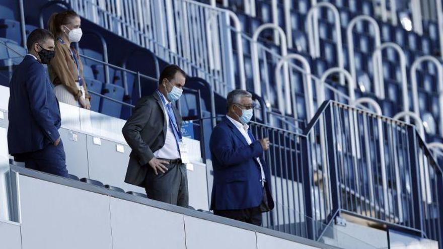 José María Muñoz y otros dirigentes del Málaga CF, atentos en el palco de La Rosaleda durante los últimos partidos de la temporada.