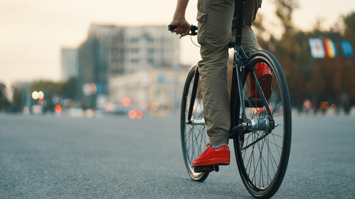 Una persona anant amb bicicleta