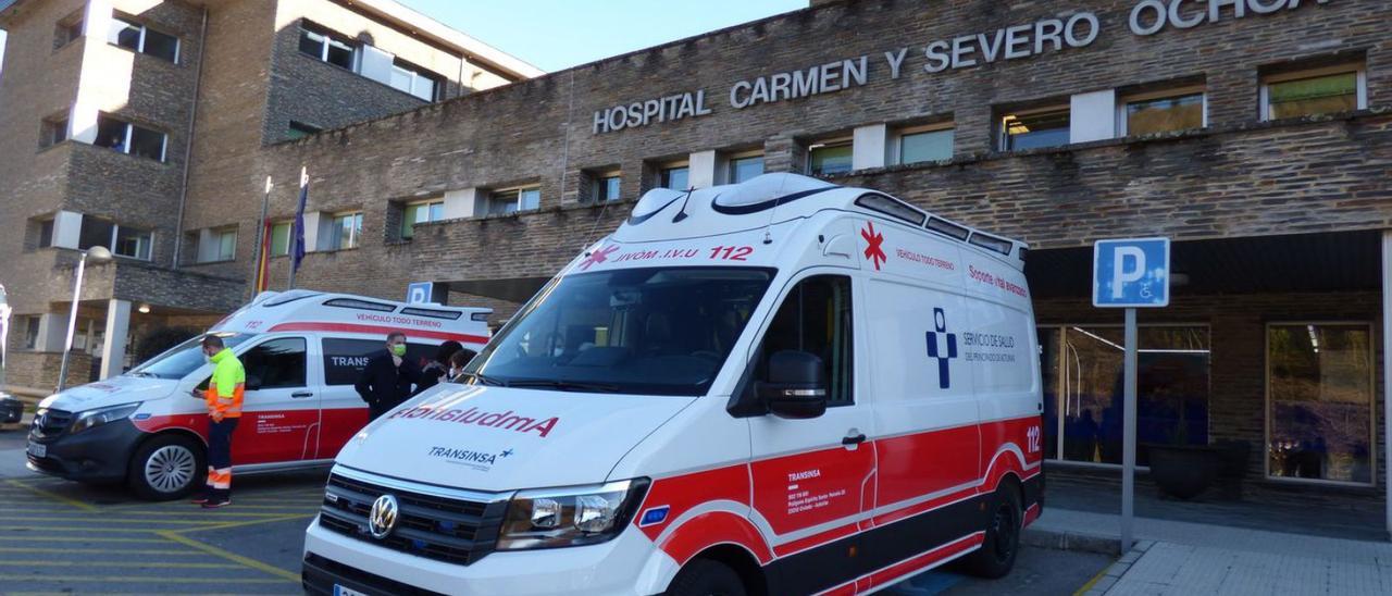 Ambulancias en el hospital de Cangas del Narcea.