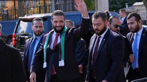 El presidente sirio, Ahmed al Sharaa, saluda a simpatizantes a su salida de la Casa Blanca, este lunes.