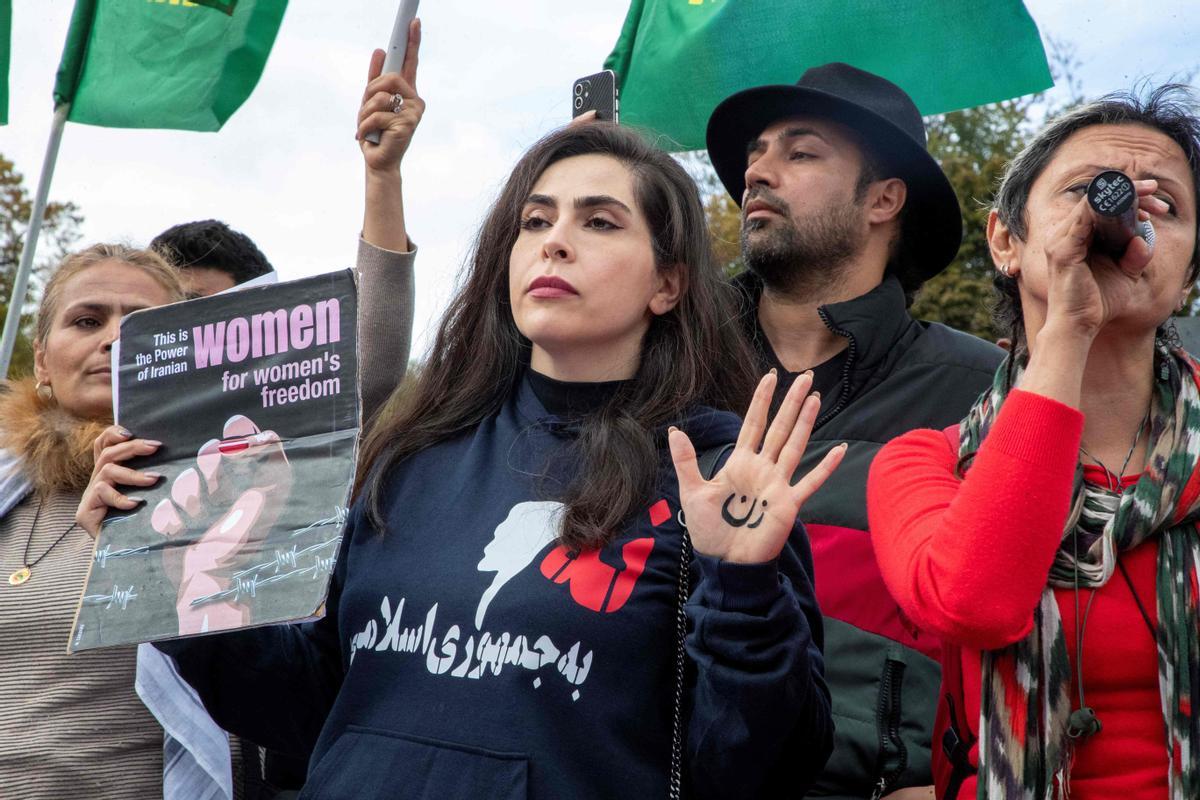 Un mes de protestes a l’Iran: la mort de Masha Amini encoratja a desafiar a la repressió Un mes de protestes a l’Iran: la mort de Masha Amini encoratja a desafiar a la repressió