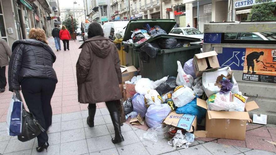 La basura apilada en una de las calles de la ciudad durante la huelga indefinida que se llevó a cabo en 2010. // Iñaki Osorio