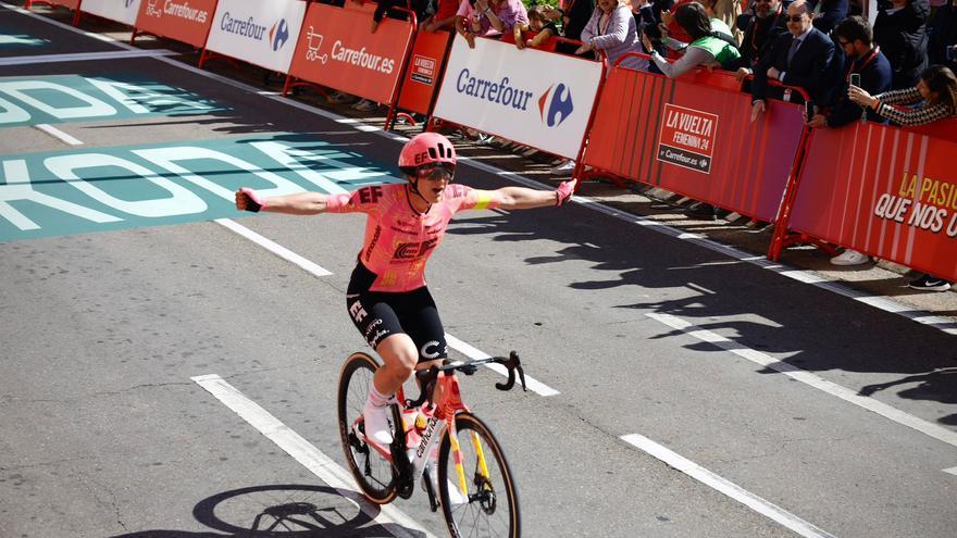 En imágenes | Así ha sido la llegada a Zaragoza de la Vuelta Ciclista a España femenina