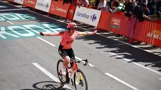 La Vuelta Femenina en Zaragoza: "Mi hija le ha podido dar una carta a su ciclista favorita"