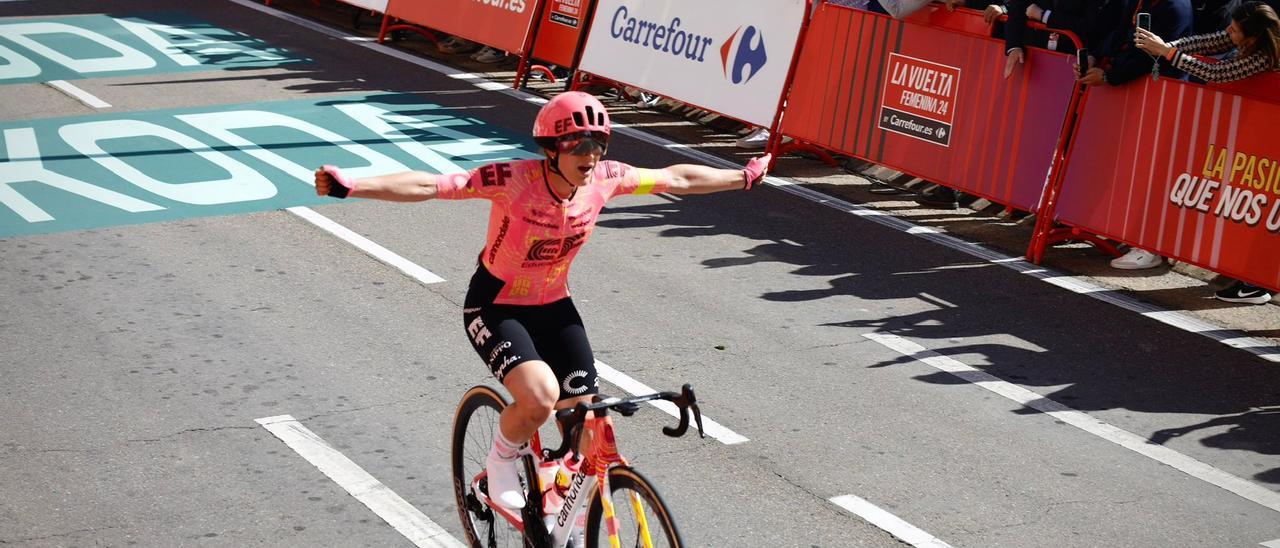 En imágenes | Así ha sido la llegada a Zaragoza de la Vuelta Ciclista a España femenina