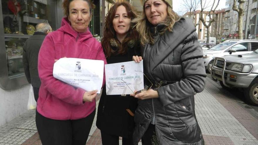 Ana Isabel Peralta, Julia Refoyo y María Jesús Martín con los diplomas del primer y segundo premio del carnaval.