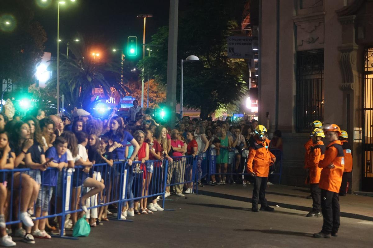 La "Arribada del Foc" congrega a miles de personas para presenciar el espectáculo piromusical