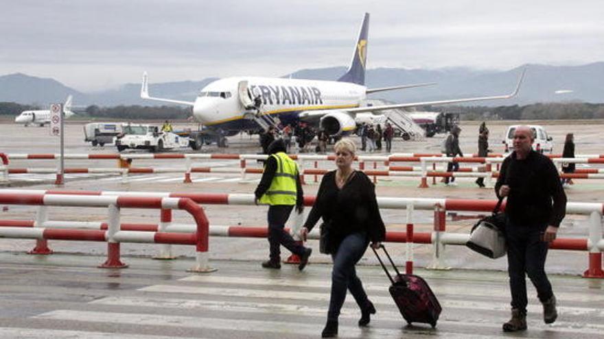 Turistes arribant a l&#039;aeroport Girona-Costa Brava.