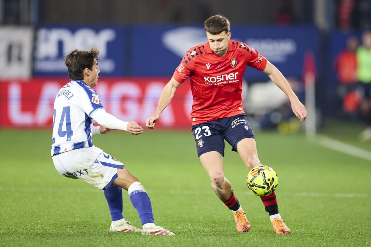 Abel Bretones of CA Osasuna competes for the ball with Carlos Alvarez of Levante UD during the LaLiga EA Sports match between CA Osasuna and Levante UD at El Sadar on December 8, 2025, in Pamplona, Spain. AFP7 08/12/2025 ONLY FOR USE IN SPAIN. Ricardo Larreina / AFP7 / Europa Press;2025;SPAIN;SPORT;ZSPORT;SOCCER;ZSOCCER;CA Osasuna v Levante UD - LaLiga EA Sports;