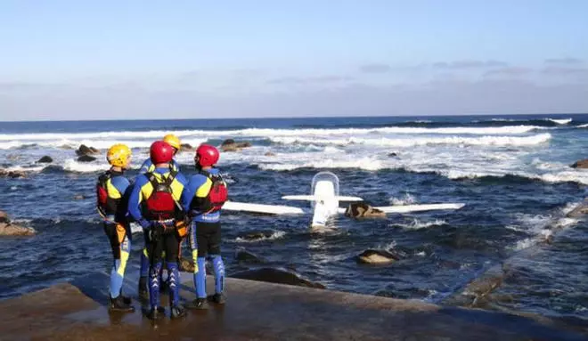 Una avioneta ameriza de emergencia en la playa de El Altillo