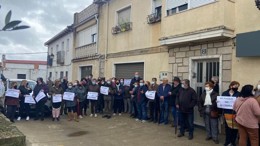 200 vecinos se echan a la calle contra el cierre del único banco en Perales del Puerto