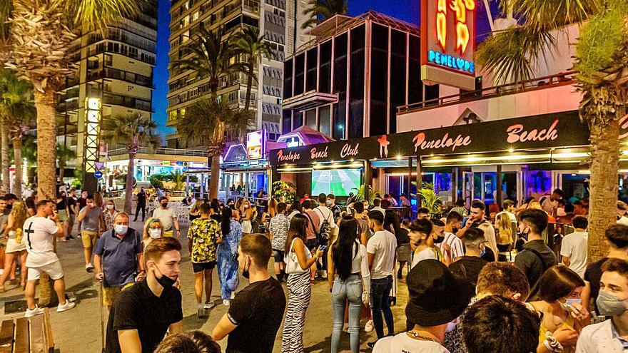 Los contagios aumentan por el mayor contacto social entre los jóvenes pero bajan en gravedad