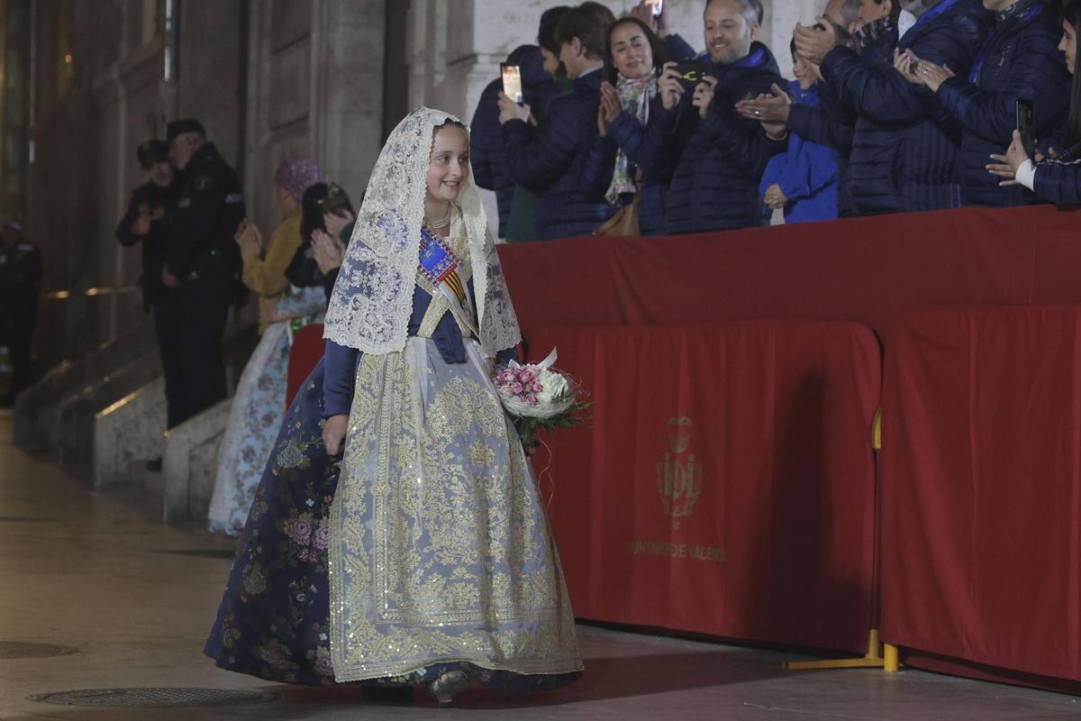 La emoción de Marta Mercader ante la Virgen cierra el primer día de la Ofrenda La emoción de Marta Mercader ante la Virgen cierra el primer día de la Ofrenda