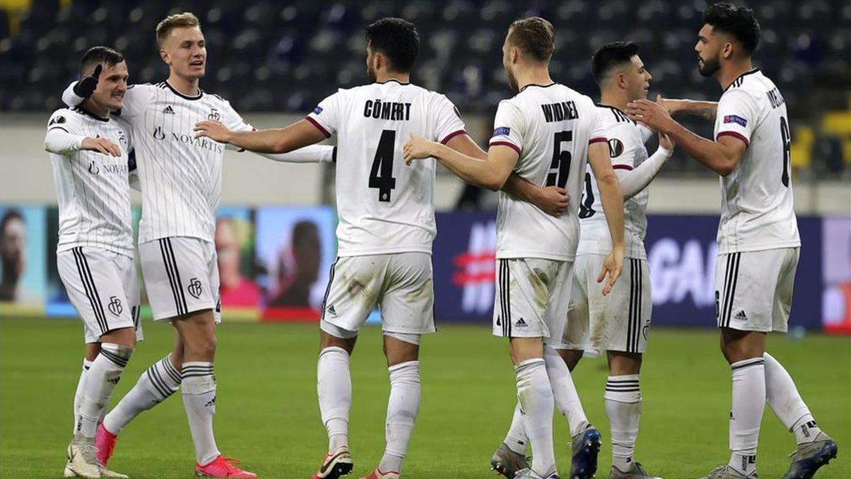 Los jugadores del Basilea celebran uno de los tres goles que consiguieron en Alemania