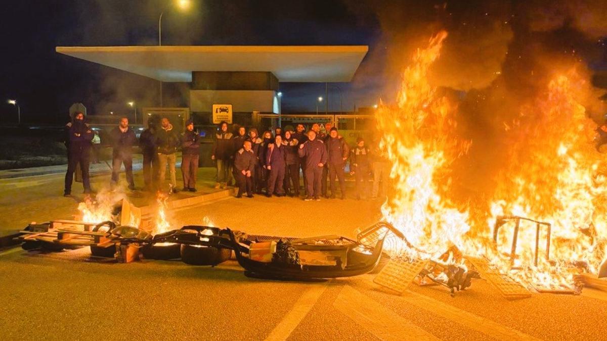 Barricada bloqueando la entrada del centro penitenciario de Archidona.