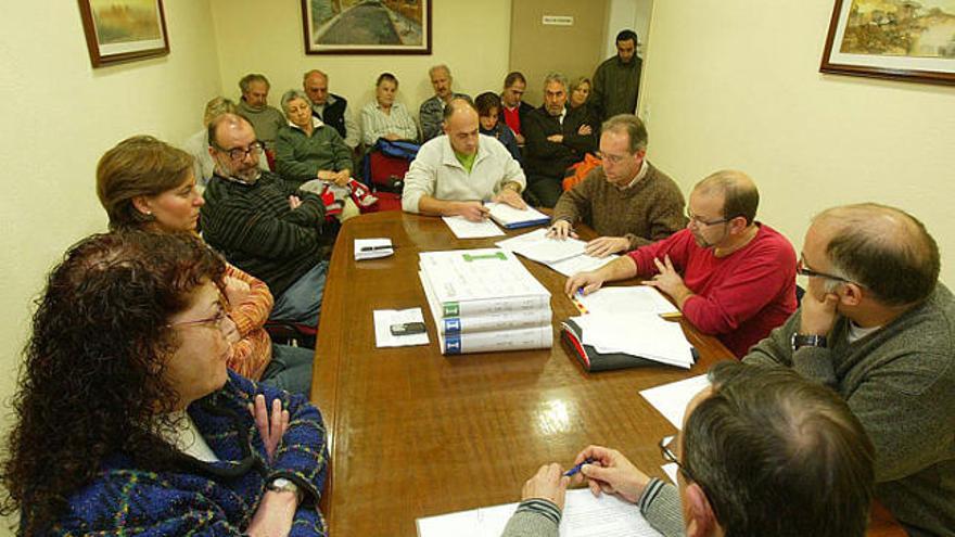 El ple extraordinari no va deixar cap cadira lliure ahir a la petita sala de plens de l&#039;ajuntament del poble.