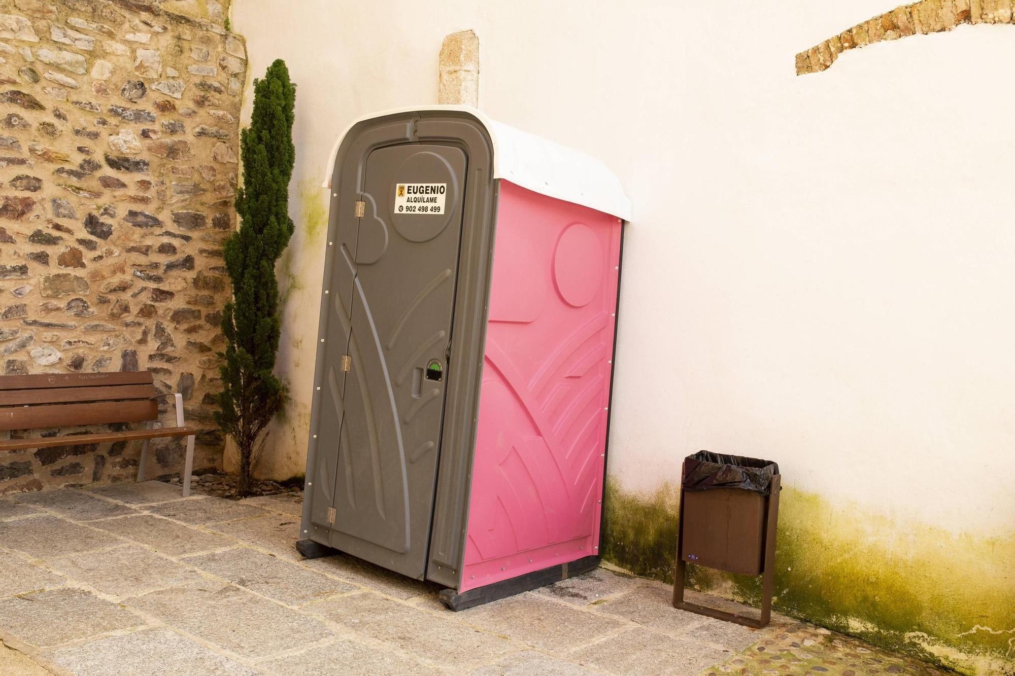 Galería | El Mercado de la Primavera dispara las quejas por la falta de baños públicos