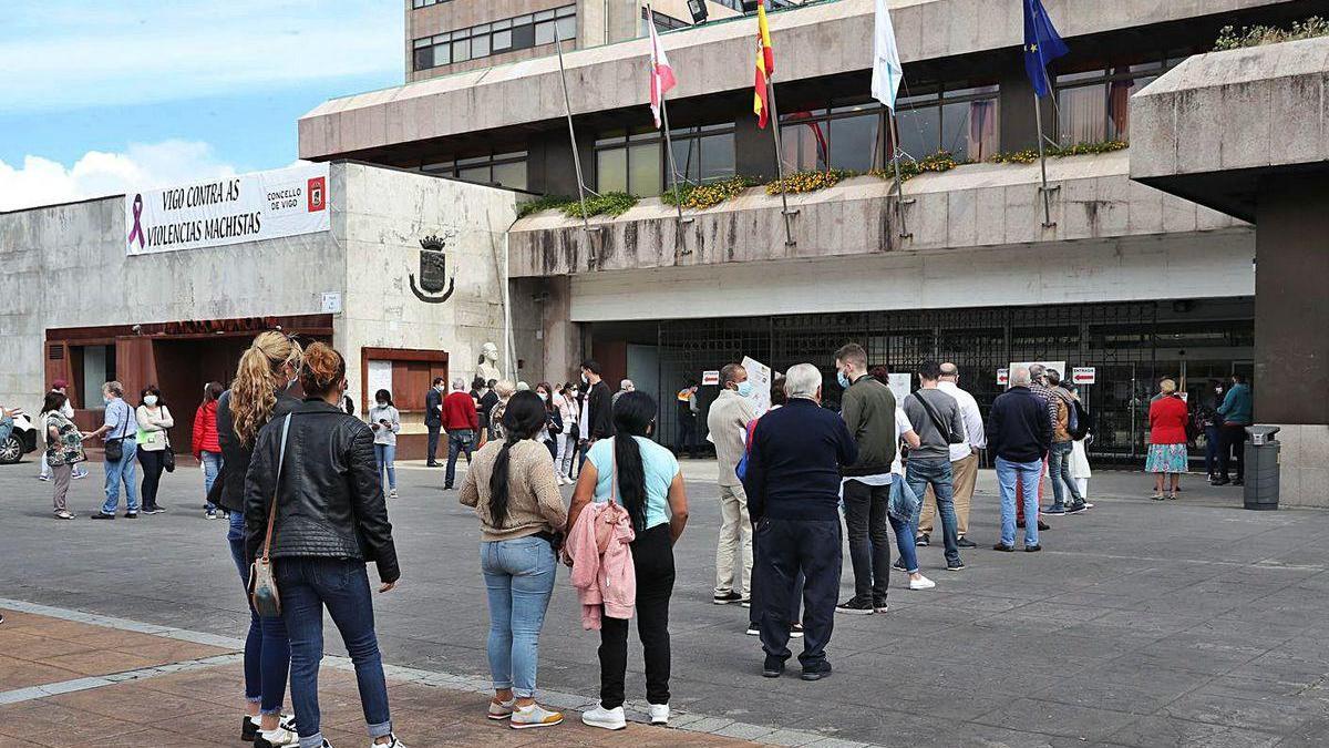 Colas para solicitar el ingreso mínimo vital ante la sede del Concello de Vigo.