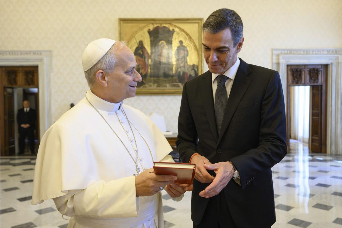 El presidente del Gobierno de España, Pedro Sánchez, durante su primera audiencia con el papa León XIV en el Vaticano. EFE/Simone Risoluti SOLO USO EDITORIAL/SOLO DISPONIBLE PARA ILUSTRAR LA NOTICIA QUE ACOMPAÑA (CRÉDITO OBLIGATORIO). SOLO USO EDITORIAL/SOLO DISPONIBLE PARA ILUSTRAR LA NOTICIA QUE ACOMPAÑA (CRÉDITO OBLIGATORIO)