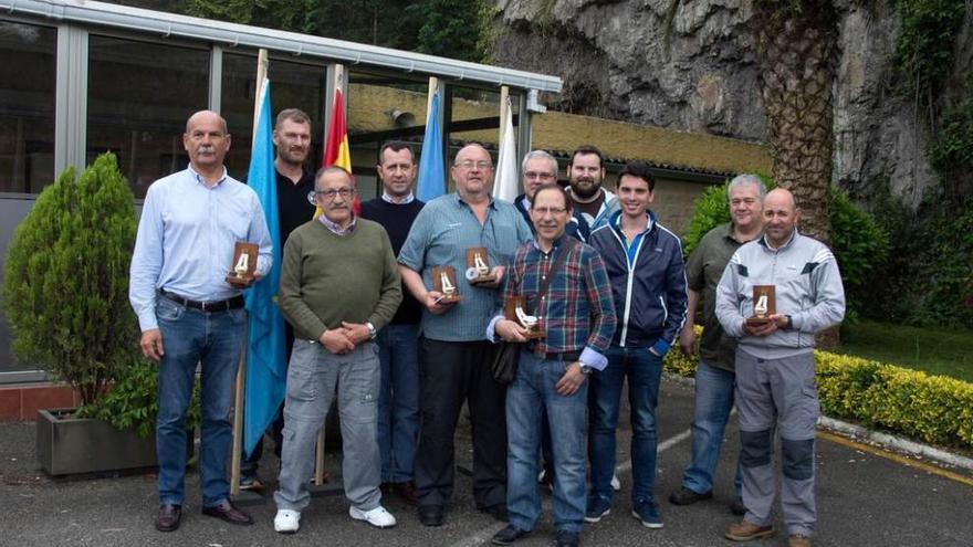 Los premiados, con Esteban Viñuela, con dos trofeos, en el centro.