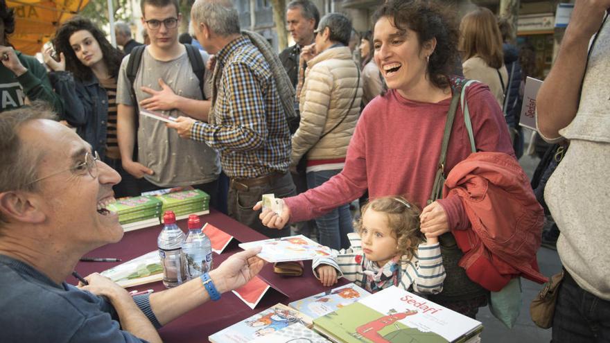 La imatge dels escriptors signant es veurà a l&#039;estiu