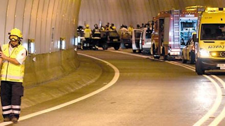 Momento en que una embarazada es evacuada del túnel de Pedro Hidalgo en el simulacro realizado ayer.  QUESADA