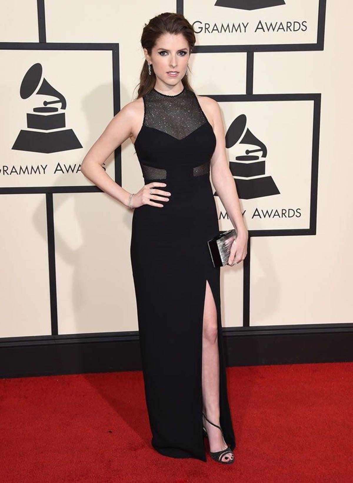 Anna Kendrick, de Emanuel Ungaro, en la alfombra roja de la 58 Edición de los Grammy.