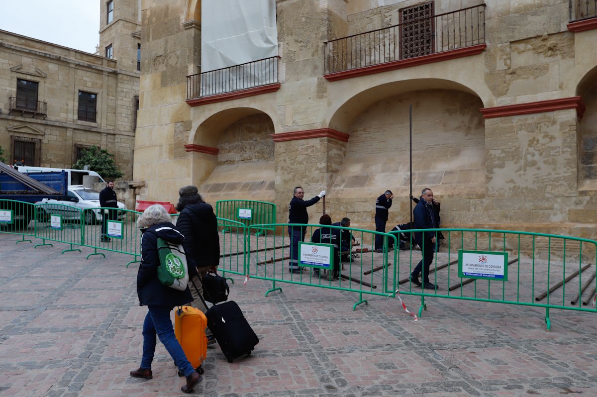 Empieza el montaje de los palcos de Semana Santa en Córdoba