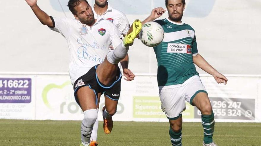 Pedro Vázquez, autor del segundo tanto del Coruxo, disputa un balón con un jugador del Boiro, ayer en O Vao. // Ricardo Grobas